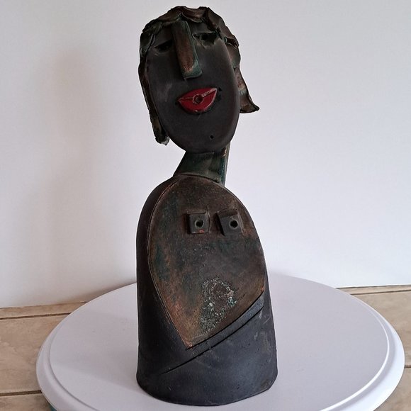 Ceramic sculpture of a woman - Picture 1 of 5